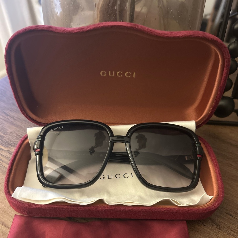 LIKE NEW GUCCI SUNGLASSES